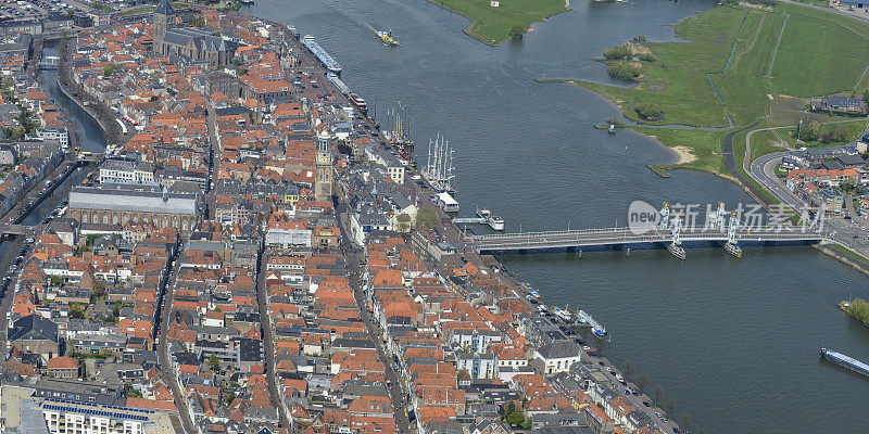 俯瞰位于荷兰Overijssel IJssel河上的Kampen